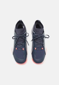 Scarpe sportive navy in materiale mesh e sintetico, con dettagli arancioni, suole testurizzate e sistema di allacciatura tradizionale.