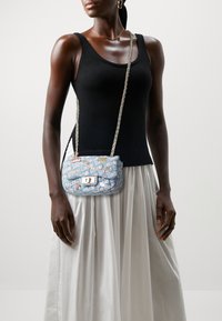 BARBIE PLUSH - Håndtasker - light blue