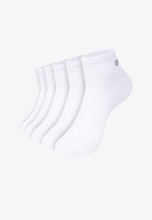 Zes paar witte enkelsokken gerangschikt in een verspringende rij, waarbij de linkerkant met een klein zwart logo nabij de boord wordt getoond.