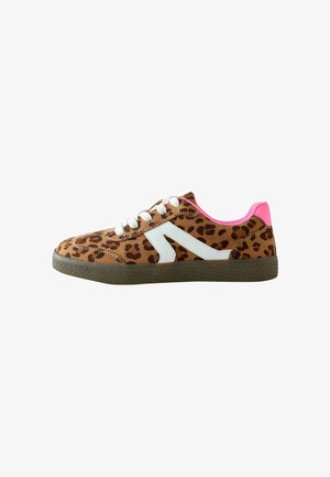 Sneaker con stampa leopardata marrone, con dettagli bianchi, tallone rosa e lacci bianchi. Superficie testurizzata e suola in gomma. Design a profilo basso.