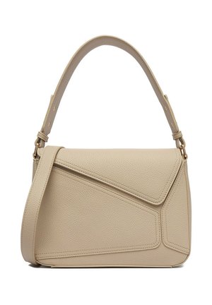 Bolso de cuero beige con diseño de paneles geométricos, equipado con un asa superior y una correa de hombro ajustable.