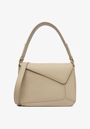 Bolso de cuero beige con diseño de paneles geométricos, equipado con un asa superior y una correa de hombro ajustable.
