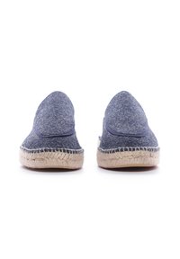 Zapatillas azul de fieltro sin cordones con un diseño redondeado, que presentan una suela de yute trenzado y un upper texturizado, adecuadas para uso casual.