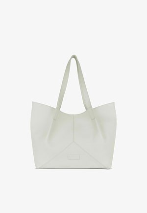 Grand sac fourre-tout en cuir texturé de couleur crème, avec deux poignées allongées et un détail de couture triangulaire à la base.