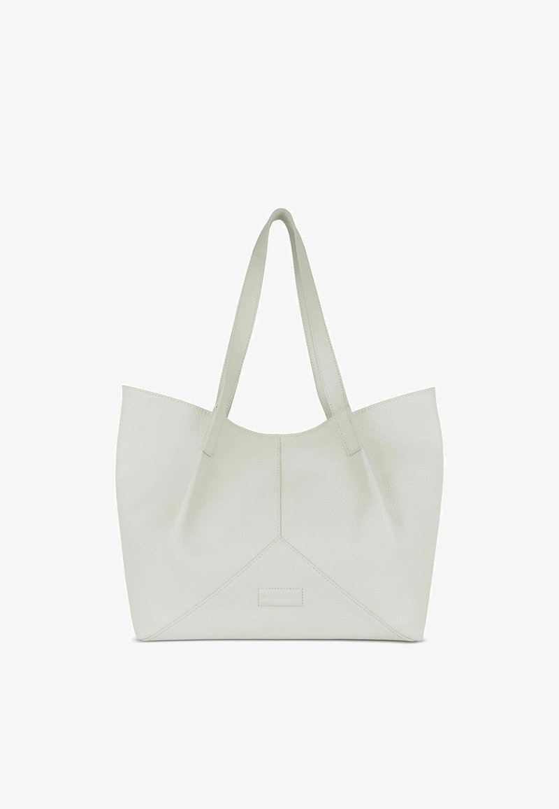 Grote crèmekleurige tote bag van gestructureerd leer, met twee verlengde handvatten en een driehoekige naaddetail aan de basis.