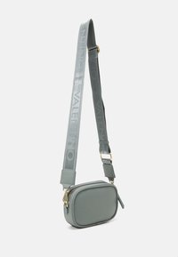 Borsa a tracolla in pelle verde texture, con chiusura a zip, tracolla regolabile con logo stampato e hardware color oro.