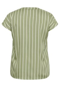 Haut vert à manches courtes avec des rayures verticales blanches, fabriqué en tissu doux. Présente un col rond et une coupe décontractée.