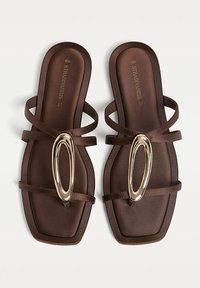 Stradivarius FLAT WITH METAL DETAIL - Sandale s remenom u obliku slova T - brown