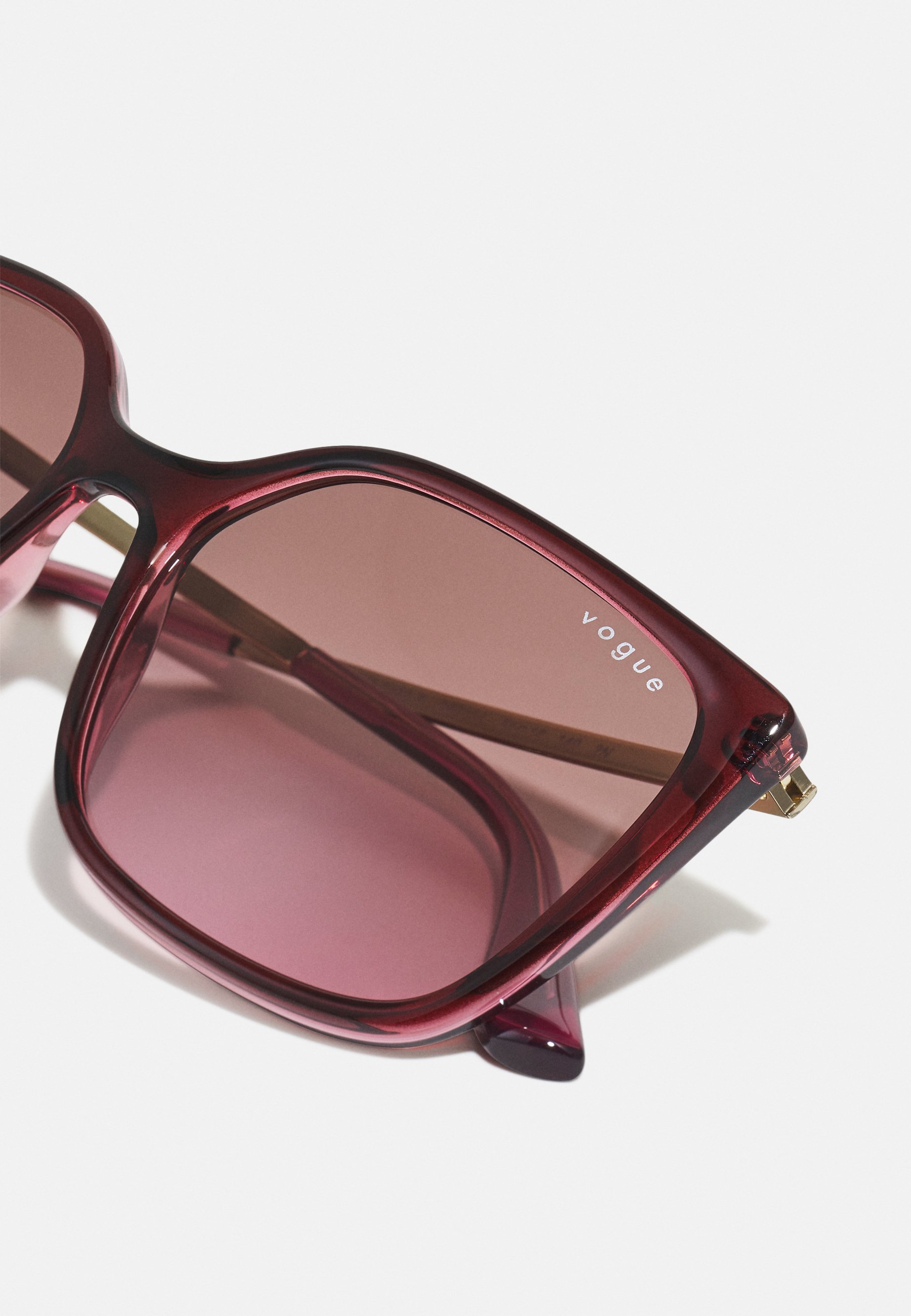 VOGUE Eyewear Occhiali da sole - top red on transparent pink/rosso -  Zalando.it