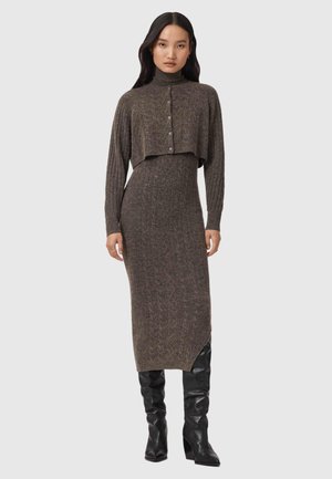 SABINE - Svetríkové šaty - fawn brown