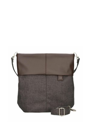 Borsa a tracolla con corpo in tessuto marrone scuro e patta superiore in pelle marrone liscia, tracolla regolabile e staccabile con fibbie metalliche.