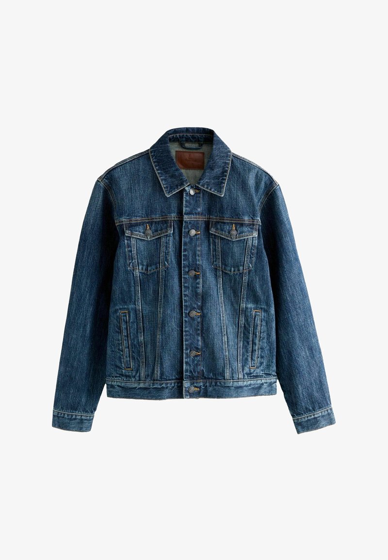 Kék farmerdzseki gombos elülső résszel, két mellkaszsebbel fedéllel és oldalsó hasítékzsebekkel. Klasszikus gallér és hosszú ujjú.