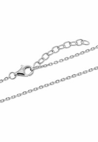 Collana in metallo argentato con chiusura a gancio. Presenta una miscela di anelli ovali e rotondi, che mettono in evidenza una texture liscia e lucida.