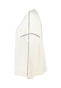 Witte geribde trui met contrasterende zwarte stiksels langs de naden, met een relaxte pasvorm en een simpel, strak ontwerp. Zachte textuur.