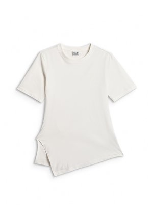 Biały T-shirt z krótkim rękawem, okrągłym dekoltem i asymetrycznym dołem z bocznym rozcięciem, ułożony na białym tle.