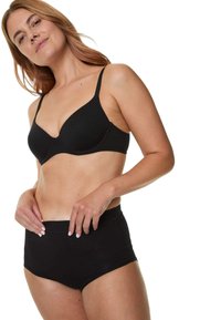 Svart bh och högbenta underkläder set, tillverkade av mjukt tyg med slät textur. Bh:n har justerbara axelband och formade kupor.