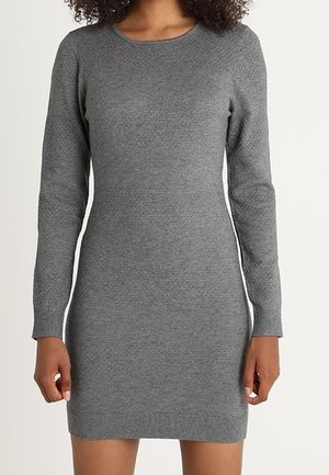 Vestido de punto gris con mangas largas, escote redondo y dobladillo acanalado. La textura parece suave con un patrón sutil en toda la prenda.