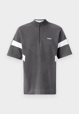 Camiseta sport gri cu mâneci scurte, guler cu fermoar și dungi albe. Prezintă un model texturat pe față cu logo-ul "BOSS".
