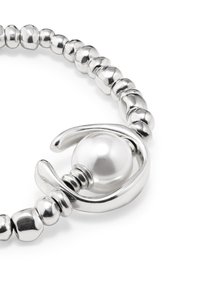 Pulsera de plata con cuentas esféricas y redondeadas, con un acabado liso y brillante, y una perla blanca central sujeta por un cierre.