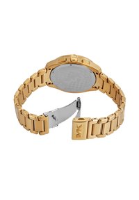 Montre en acier inoxydable doré avec bracelet à maillons, dotée d'un boîtier rond, d'une boucle en métal et d'un fond argenté texturé avec des détails de marque.