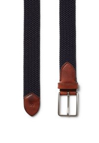 Marinblå vävd bälte med läderspets och spänne. Noterbara detaljer inkluderar ett fiskbensmönster och ett polerat metallspänne.