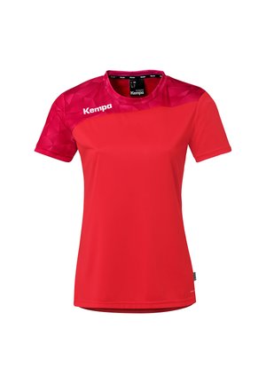 Rood damsportshirt met korte mouwen en een schouderstuk met geometrisch patroon in donkerrood, met een wit "Kempa"-logo op de borst en kraag.