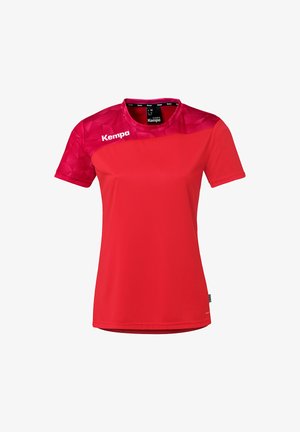 T-shirt de sport pour femme à manches courtes rouge avec un empiècement aux épaules à motif géométrique en rouge foncé et blanc, logo "Kempa" sur la poitrine et le col.