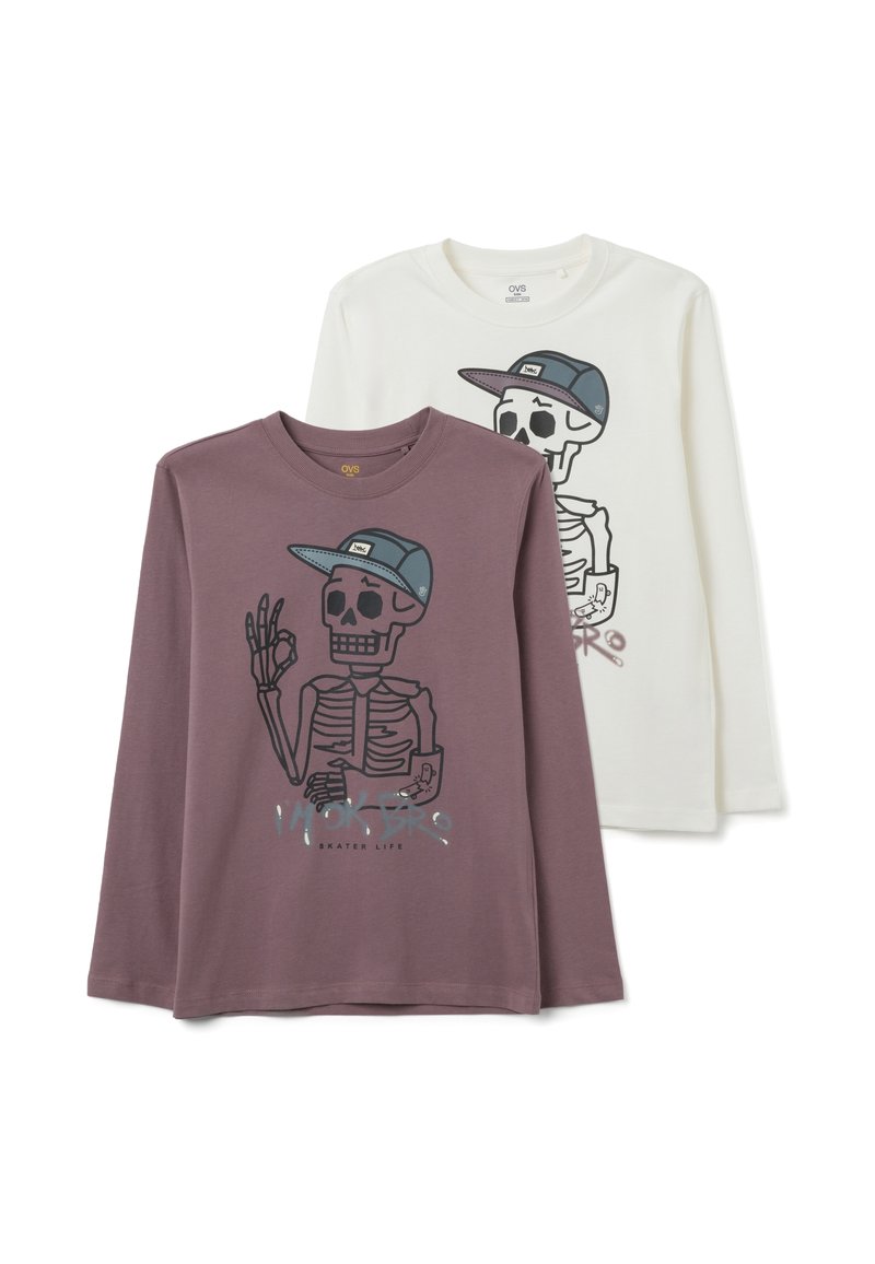 Due magliette a maniche lunghe: una color malva con uno scheletro grafico e un cappello, l'altra bianca con un design simile ma con una stampa diversa.