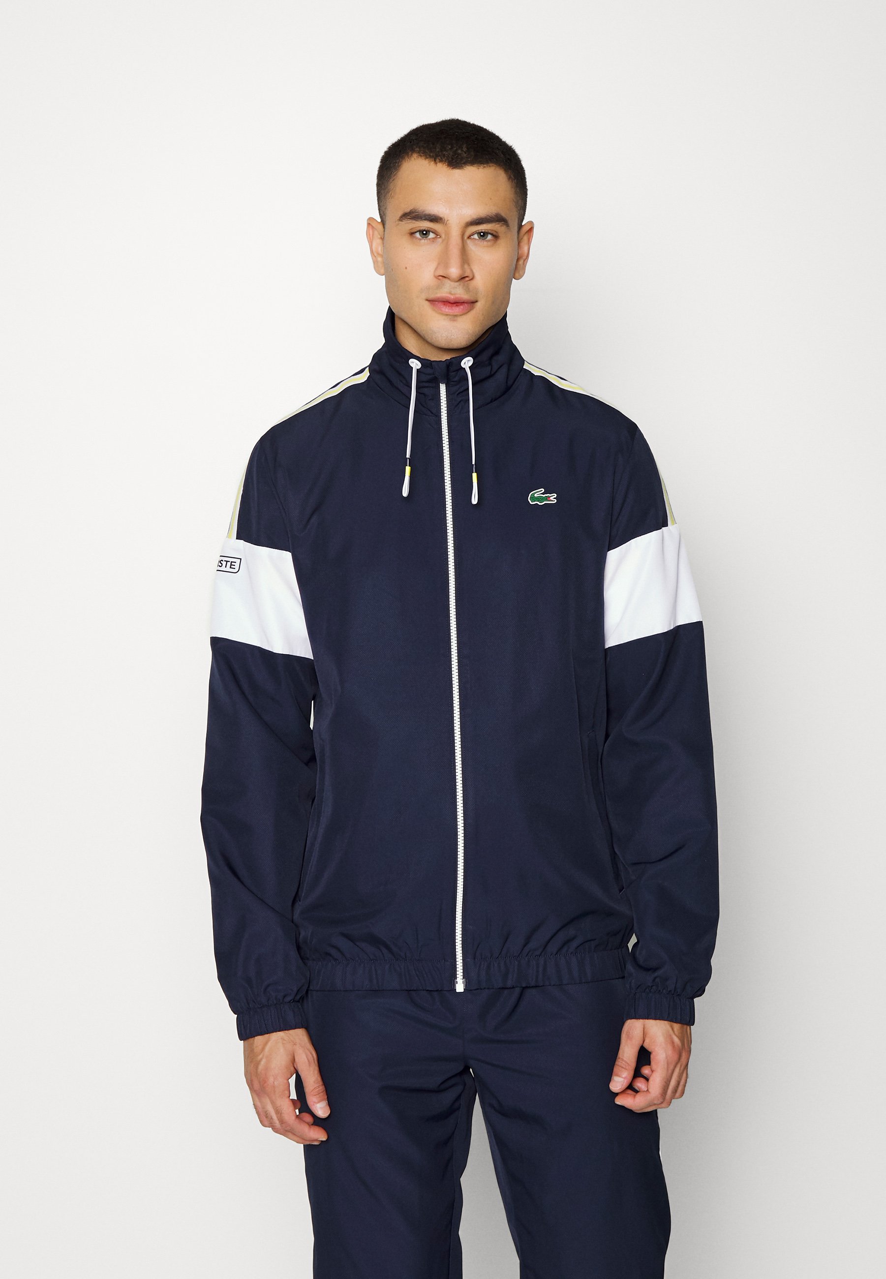 Lacoste Sport TRACKSUIT TOUR - Tuta - bleu marine/blanc/jaune/blu scuro -  Zalando.it