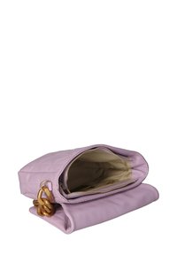 Borsa a tracolla in pelle viola trapuntata con un accento di catena dorata. La chiusura con zip rivela un interno beige. Forma rettangolare compatta.