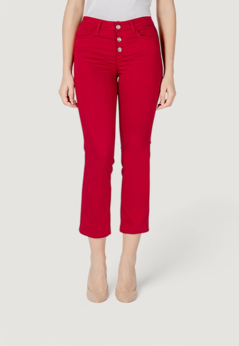 Pantaloni rossi cropped realizzati in tessuto elasticizzato, con vita alta e tre bottoni argentati, dalla texture liscia e dalla forma aderente.