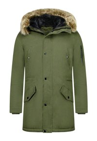 Groene parka jas met een capuchon gevoerd met nepbont, dubbele voorzakken, een ritssluiting op de mouw en een knoopsluiting. Gladde stoftextuur.