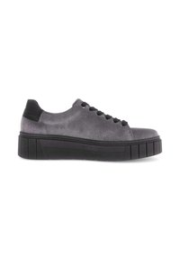 Grijze suède sneakers met zwarte accenten, ronde neus, zes vetergaatjes en een dikke zwarte rubberen zool met een ribbelpatroon.
