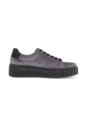 Grijze suède sneakers met zwarte accenten, ronde neus, zes vetergaatjes en een dikke zwarte rubberen zool met een ribbelpatroon.
