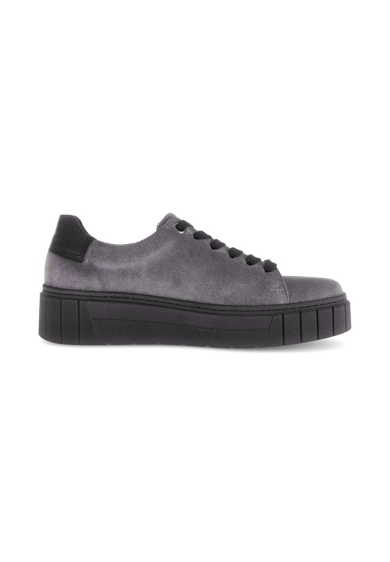 Grijze suède sneakers met zwarte accenten, ronde neus, zes vetergaatjes en een dikke zwarte rubberen zool met een ribbelpatroon.