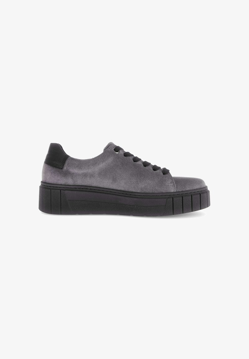 Grijze suède sneakers met zwarte accenten, ronde neus, zes vetergaatjes en een dikke zwarte rubberen zool met een ribbelpatroon.