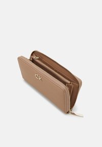 Calvin Klein WALLET - Plånbok - safari