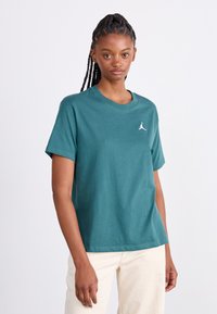 Jordan ESSEN TEE CORE - Paprasti marškinėliai - oxidized green