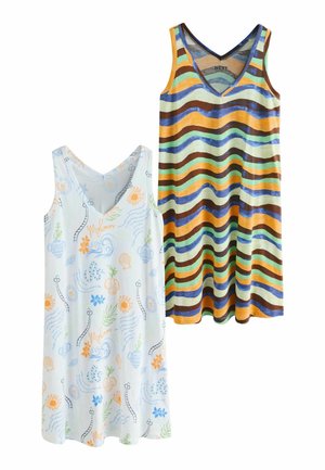 Twee mouwloze jurken met V-hals: één witte met kleurrijke zomerprints, de ander met golvende strepen in oranje, blauw, groen en bruin.