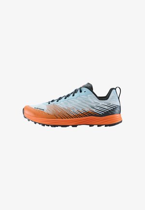 Leichter Laufschuh mit blauem Obermaterial, orangen Akzenten und einem strukturierten Design. Verfügt über eine flexible Sohle und eine verstärkte Ferse für besseren Halt.