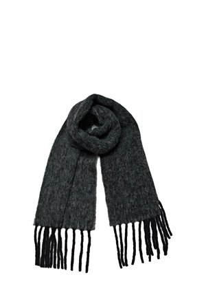 Mörkgrå stickad scarf med fransade ändar, vikt och lagd platt på en vit bakgrund.