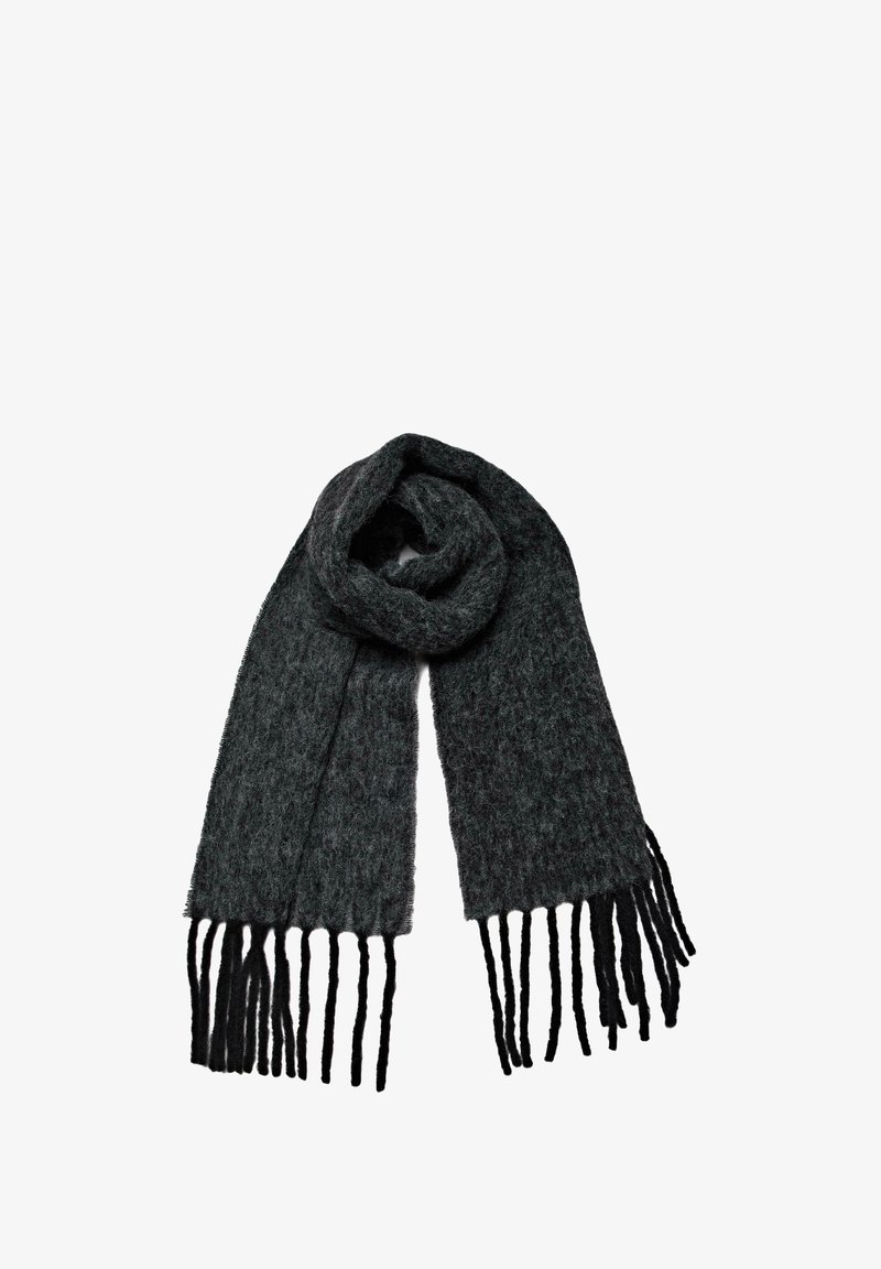 Dunkelgrauer gestrickter Schal mit fransigen Enden, gefaltet und flach auf einem weißen Hintergrund liegend.