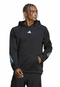 Schwarze sportliche Kapuzenjacke mit einer Fronttasche, verstellbarer Kapuze und drei hellblauen Streifen entlang der Ärmel. Hergestellt aus einem glatten Stoff.