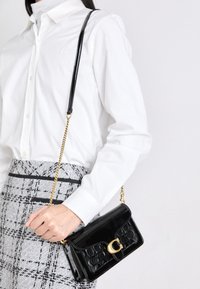 COACH - PATENT SIGNATURE TABBY CHAIN - Cross body bag - black Thumbnail Image 1