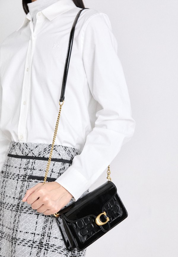 PATENT SIGNATURE TABBY CHAIN - Cross body bag