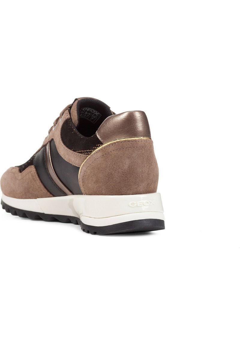 Sneaker in suede marrone con dettagli in pelle nera, suola intermedia bianca, suola in gomma testurizzata e dettaglio metallico sul tallone. Logo Geox visibile.