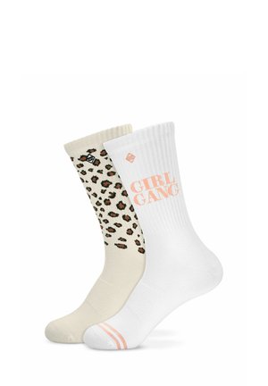 Deux chaussettes mi-mollet, une beige avec des taches léopard marron et noir, l'autre blanche avec un texte rose "GIRL GANG" et des rayures roses sur les orteils.