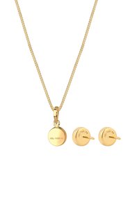 Goldschmuck-Set mit einer Ketten-Halskette mit rundem Anhänger und passenden runden Ohrsteckern, alle mit eingravierten Markierungen.