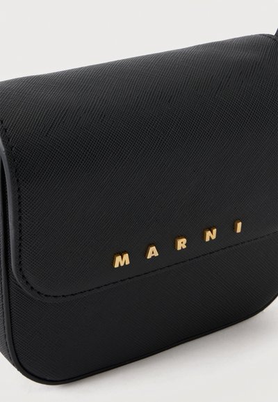Μαύρη δερμάτινη τσάντα crossbody με υφή και χρυσά μεταλλικά γράμματα που σχηματίζουν το "MARNI" στην μπροστινή πτερύγιο, εμφανίζεται σε στενή γωνιακή άποψη.