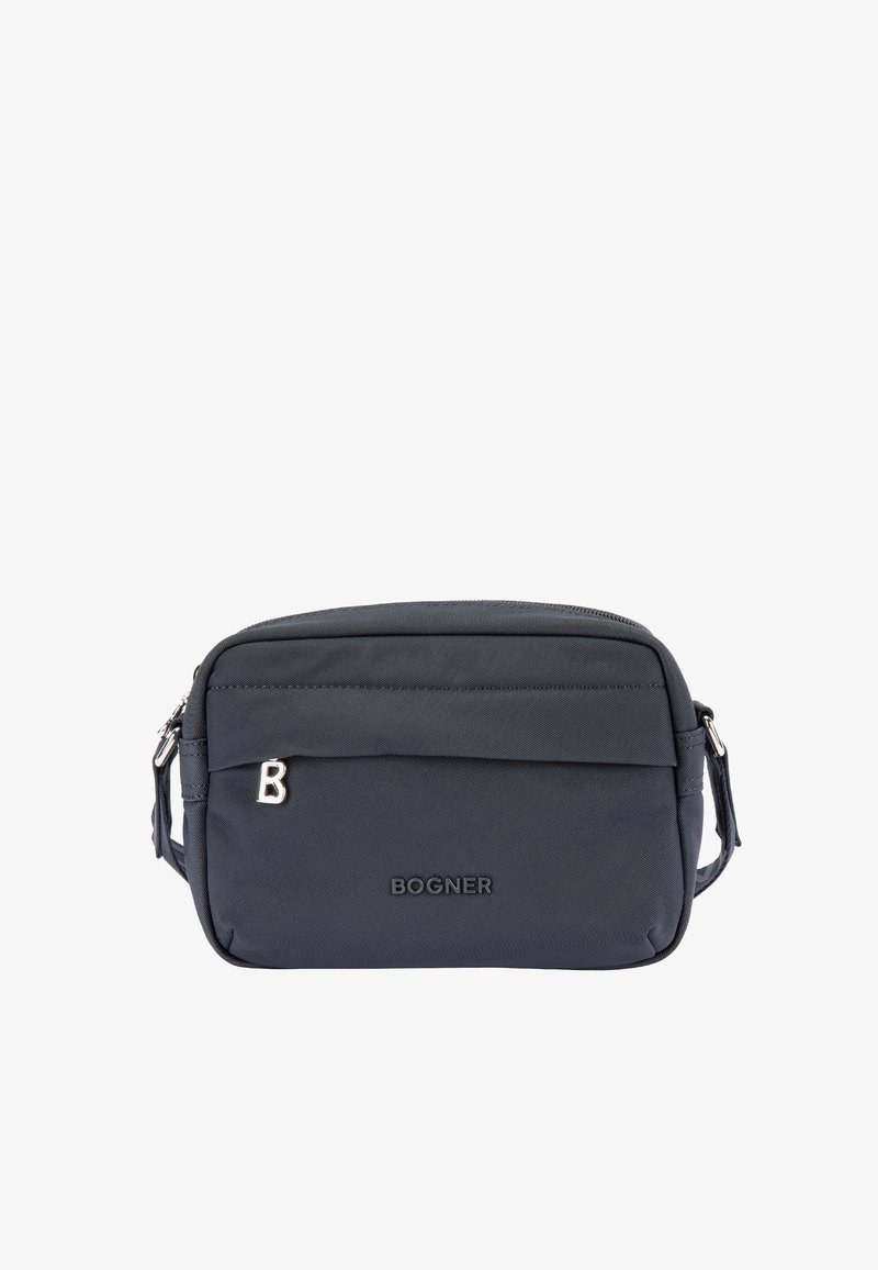 Petit sac bandoulière rectangulaire noir avec une poche avant zippée, un charm argenté en forme de B et un logo Bogner embossé sur le panneau avant.